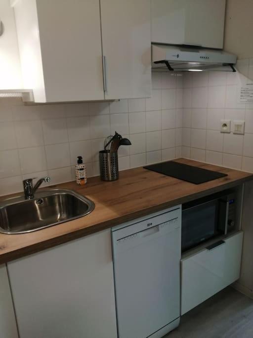 Appartement T1 Avec Piscine Et Terrasse Au Coeur De La Rochelle *
